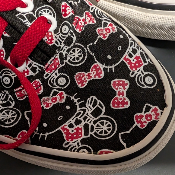 VAN'S Rare Hello Kitty/Sanrio Low Top Shoes Women's 7.5 - Picture 6 of 6
